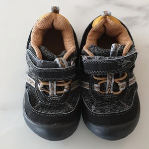 OshKosh Toddler bump shoes